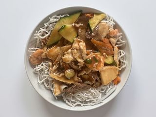 Pollo Gamberi manzo e spaghetti di riso fritti