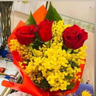 Mazzo  3 rose rosse e mimosa