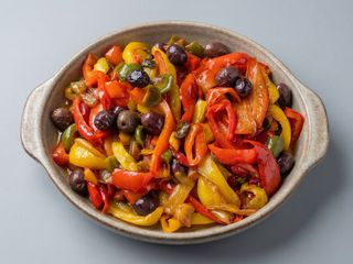 PEPERONI IN PADELLA OLIVE E CAPPERI