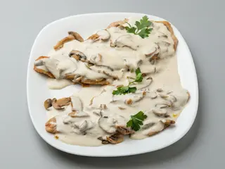 PROSCIUTTO DI MAIALE CON PANNA E FUNGHI CHAPIGNON