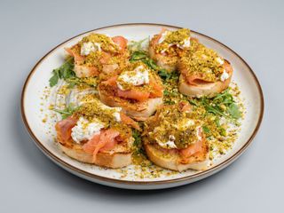 Bruschetta al salmone