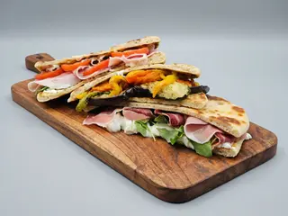 Piadina romagnola crudo, fontina e rucola
