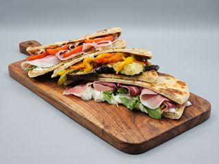 Piadina romagnola crudo, fontina e rucola