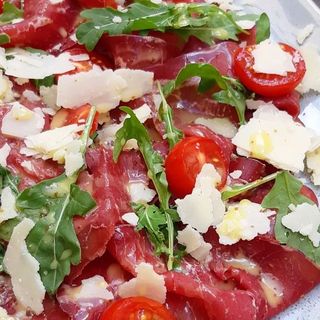 Bresaola, rucola, grana e funghi freschi