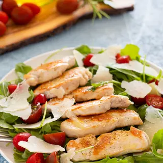 Tagliata di pollo con rucola e pomodorini