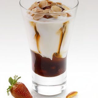 Coppa fiordilatte, fragole e caramello