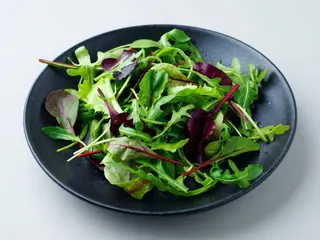 Insalatona di orzo e verdure