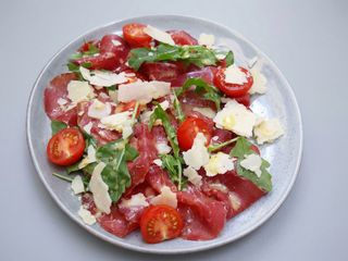 Bresaola, rucola, grana e funghi freschi