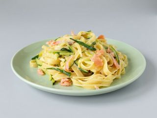 Tagliatelle con zucchine e salmone