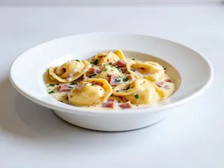 Tortellini con panna e prosciutto