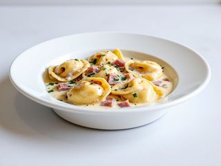 Tortellini con panna e prosciutto