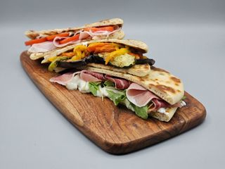 Piadina romagnola crudo, squacquerone e rucola