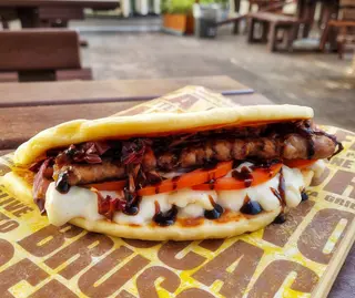 Salsiccia, mozzarella e pomodoro fresco