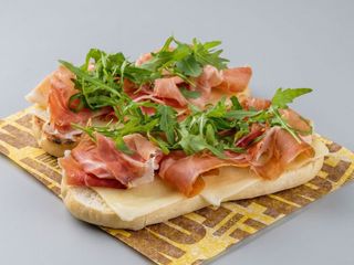 Bruschetta Crudo, mozzarella e rucola