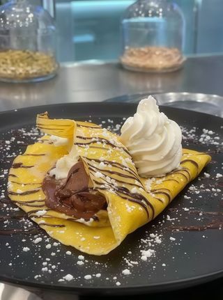 Crepes con gelato e panna montata