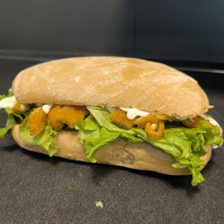 Cotoletta di pollo, insalata, pomodoro e maionese