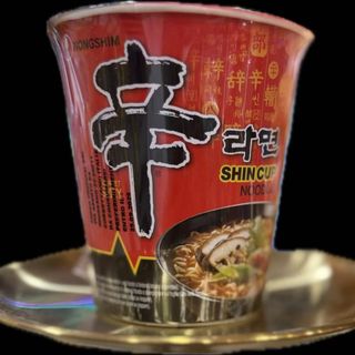 Noodles Istantanei Shin cup