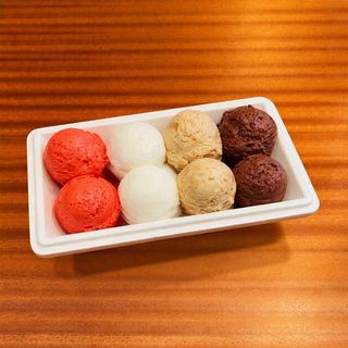 I Vegani: cioccolato fondente puro, anacardi caffè e anice, limone, fragola