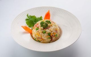 126. Riso saltato con gamberi e verdure