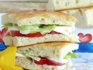 Schiacciata insalata, pomodoro e mozzarella