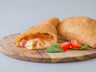 Calzone pomodoro e mozzarella