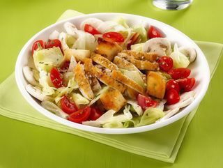 Insalata con petto di pollo in crosta di sesamo e salsa chili