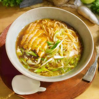 Ramen in brodo con pollo