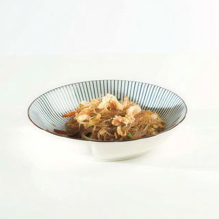 Spaghetti di soia saltati con verdure e gamberi