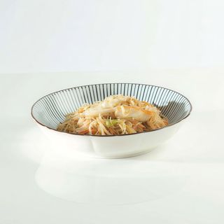 Spaghetti di riso saltati con frutti di mare e verdure