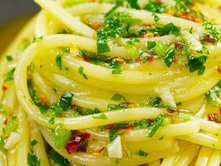 SPAGHETTI AGLIO , OLIO , peperoncino