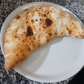 Calzone pomodoro e mozzarella