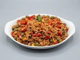 Tonno con pomodorini, olive e cipolla