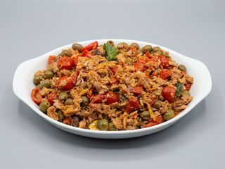 Tonno con pomodorini, olive e cipolla