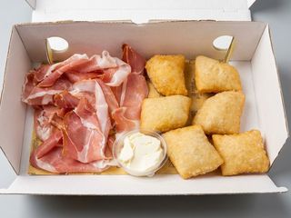 Coccoli, crudo, stracchino