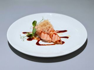 N012 - Nigiri salmone scottato con Kataifi