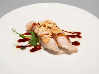 N013 - Nigiri branzino scottati con mandorle 