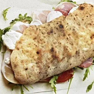Ciabatta: porchetta, provola affumicata, pomodori secchi, insalata