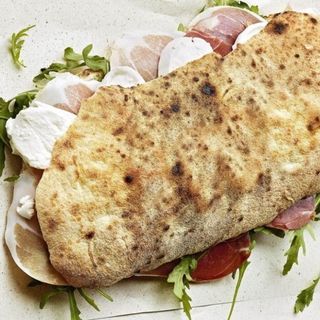 Ciabatta: porchetta, provola affumicata, pomodori secchi, insalata