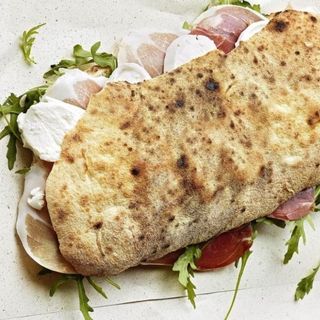 Ciabatta: salame piccante, provola affumicata, olive, rucola