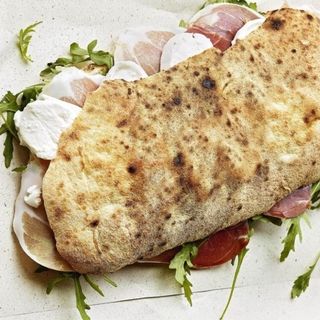 Ciabatta: cotoletta di pollo, grana, insalata, pomodoro