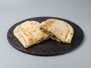 Crescione con impasto di Nonna Gemma con scamorza & zucchine grigliate