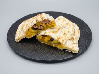 Crescione con impasto di Nonna Gemma con peperoni spadellati & salsiccia
