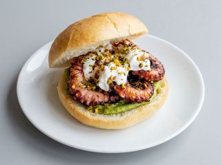 Panino con polpo, crema di avvocado, stracciatella e cipolla fritta