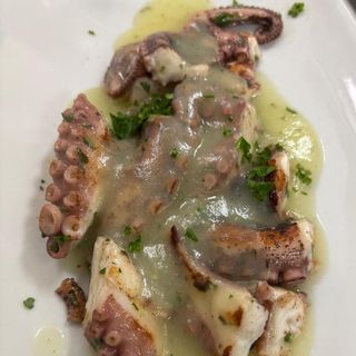 Polpo scottato su vellutata di patate allo zafferano e mentuccia