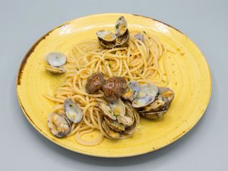 Spaghetti con vongole, cozze, gambero e pomodorino