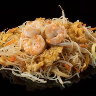 90. Spaghetti di riso con pesce misto