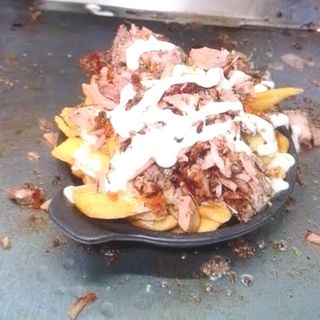 Patatine fritte con Porchetta e fonduta di provola 