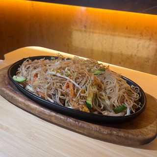 Spaghetti di riso con gamberi alla piastra