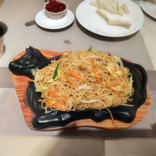 Spaghetti saltati con carne alla piastra