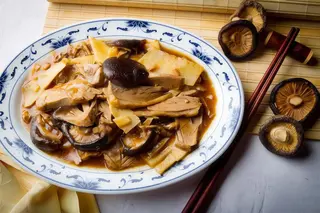 Anatra con funghi e bambù
